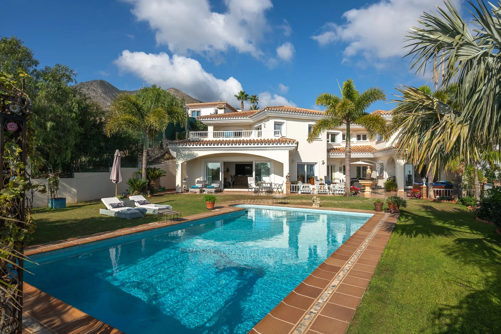 Pool, palmer og villaen i La Capellanía